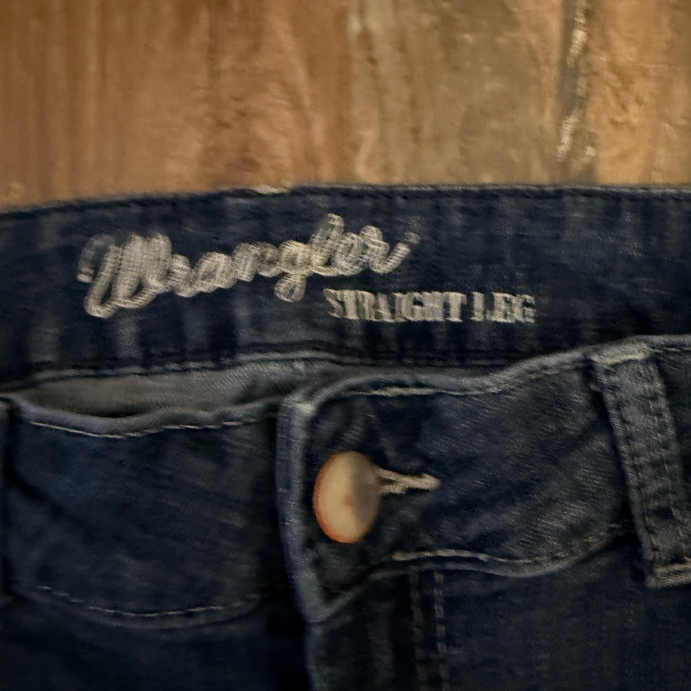 Wrangler Women's Essential Mid-Rise Straight Leg Jeans - Picture 2 of 4